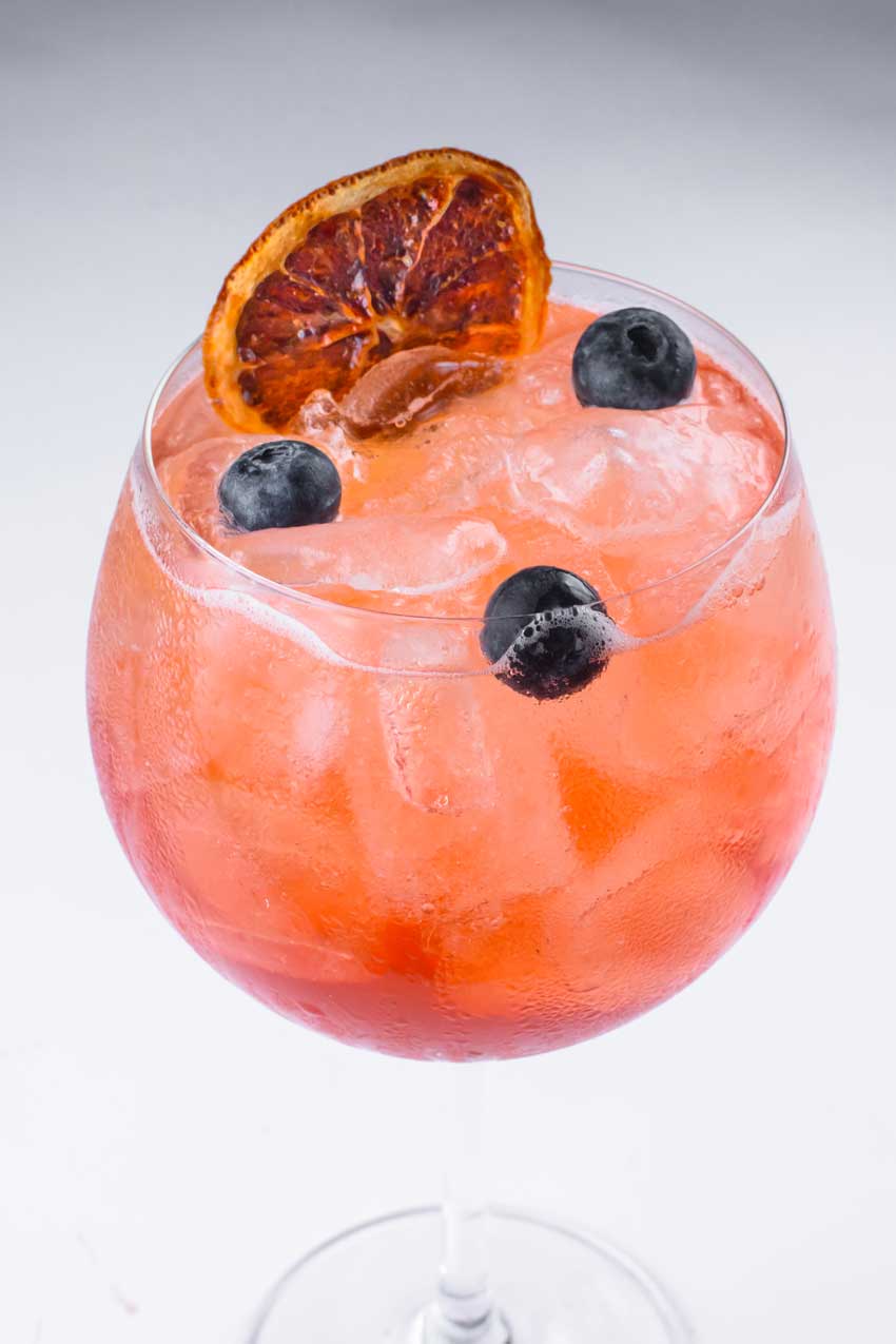Cocktail roz La Vie en Rose pregătit la barul resortului