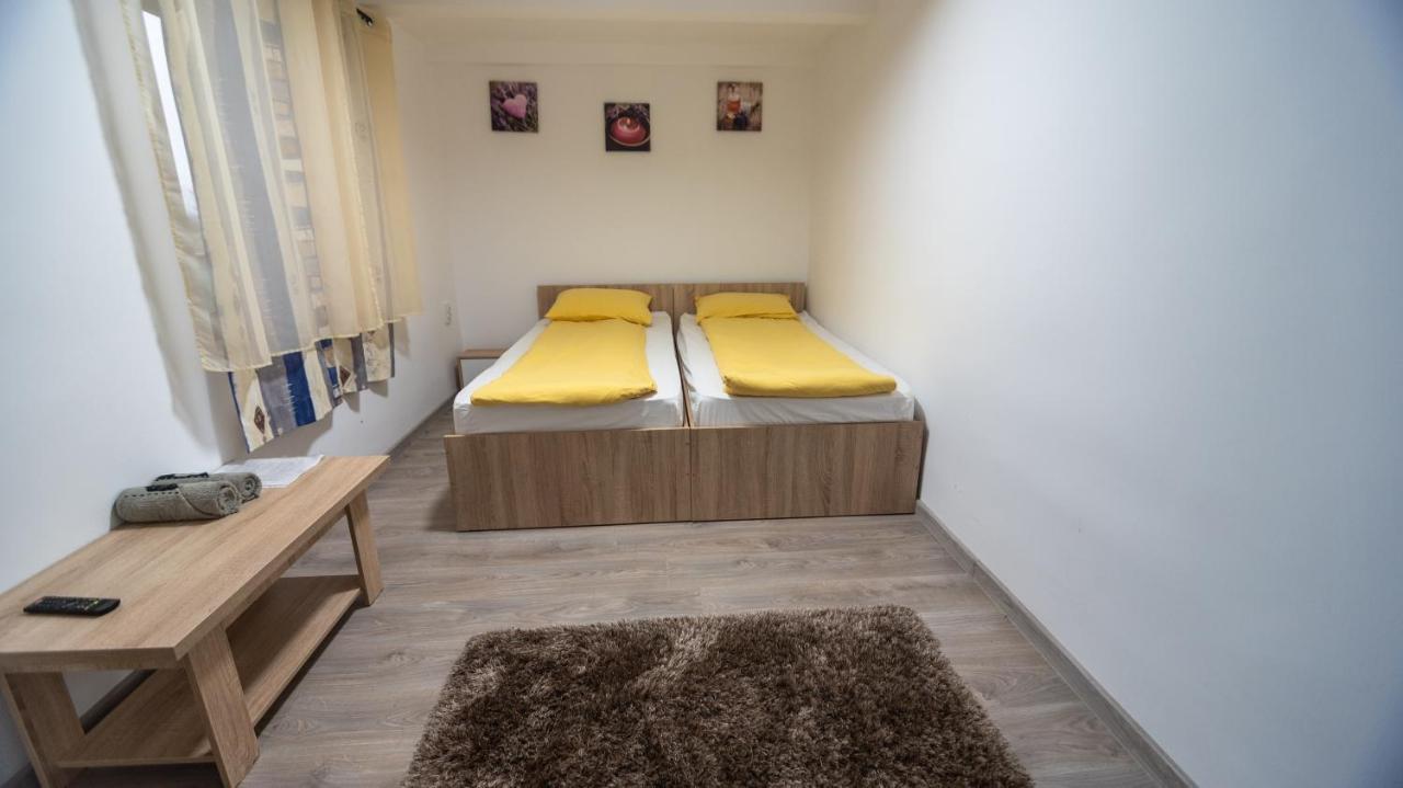 Cameră dublă cu două paturi și lenjerie albă, la pensiune