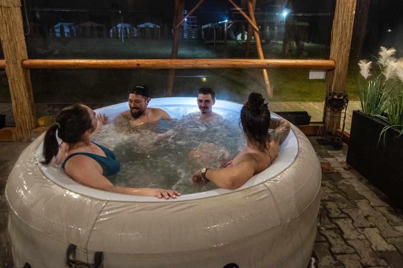 Oaspeți relaxându-se seara în ciubărul cu aeromasaj