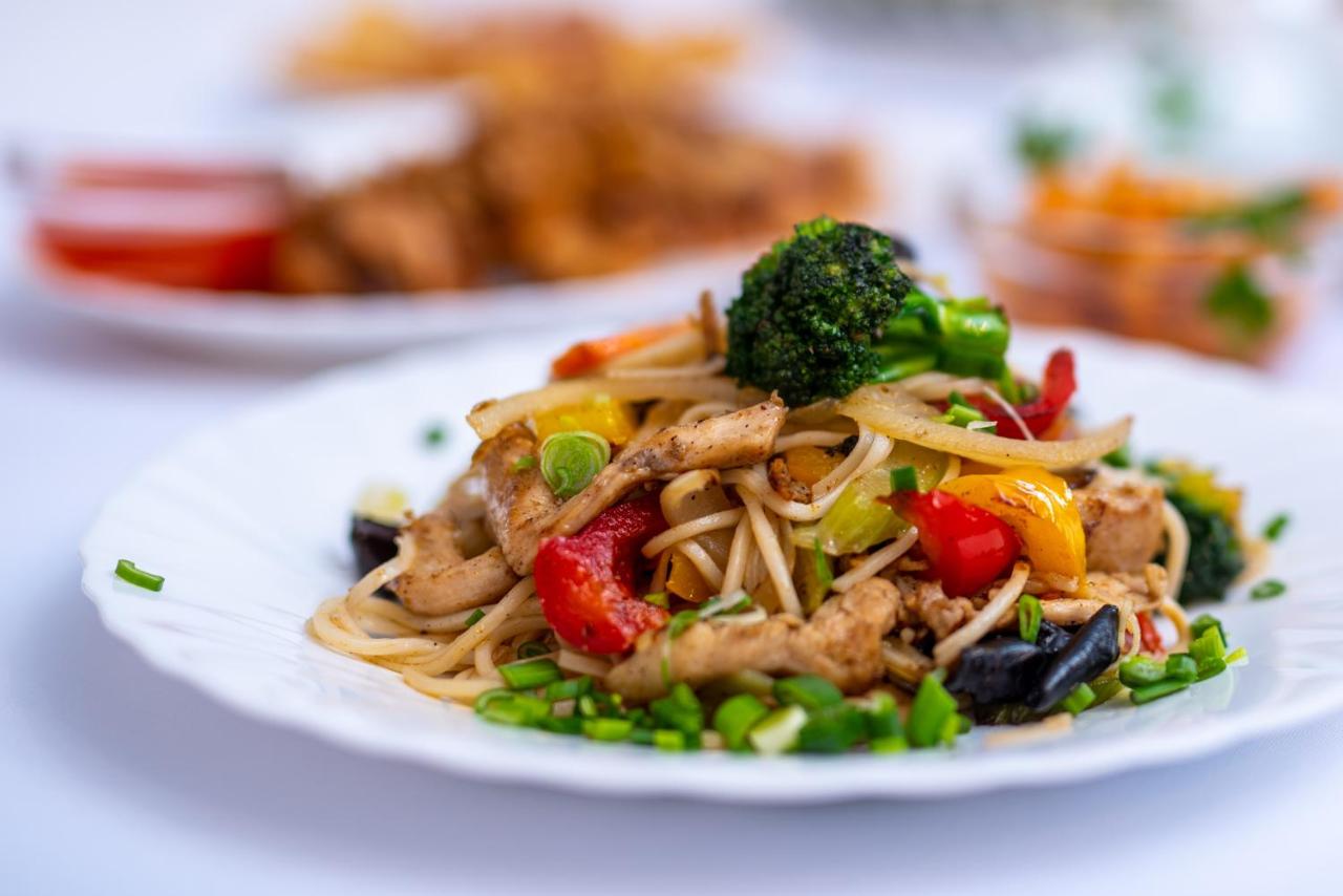 Farfurie cu paste și legume sotate, gătite la wok