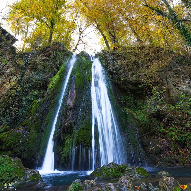 Cascada Vadu Crișului căzând printre stânci acoperite de mușchi