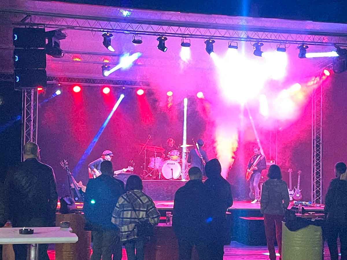 Public la un concert live în sezonul cald la Green Resort