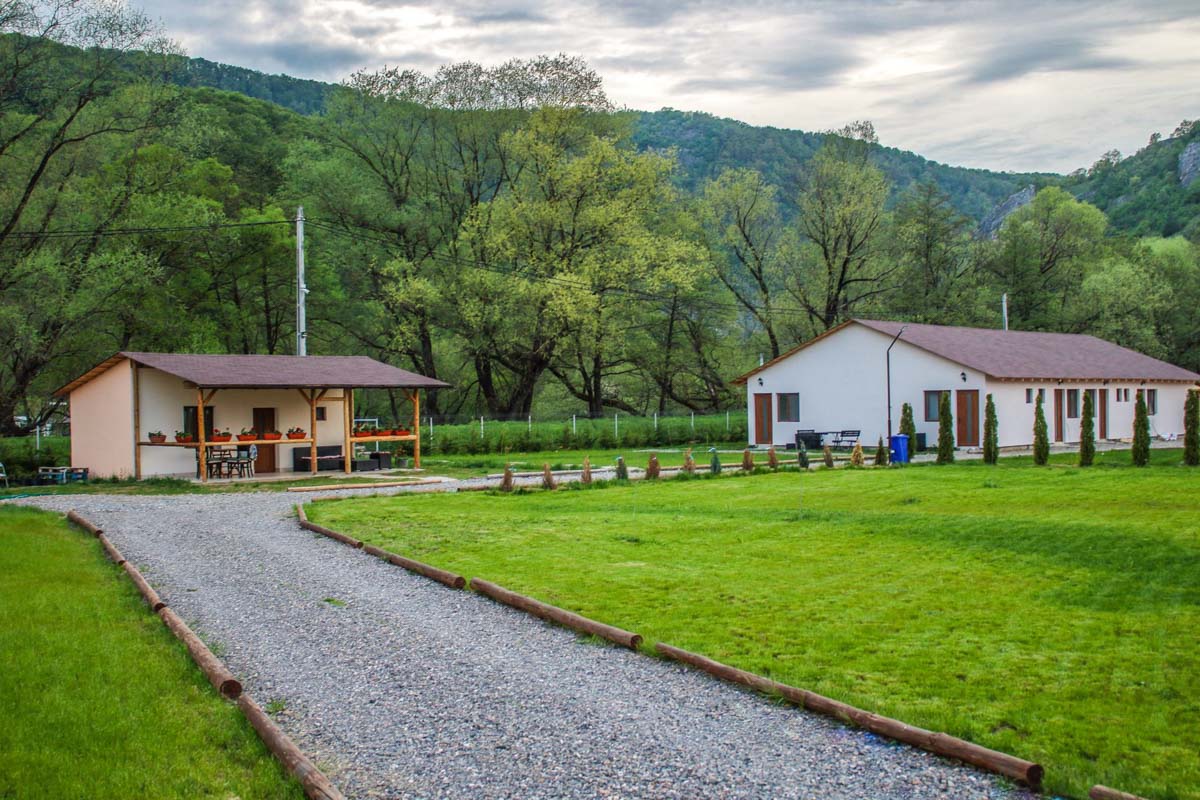 Alee prin resort mărginită de căsuțe și verdeață