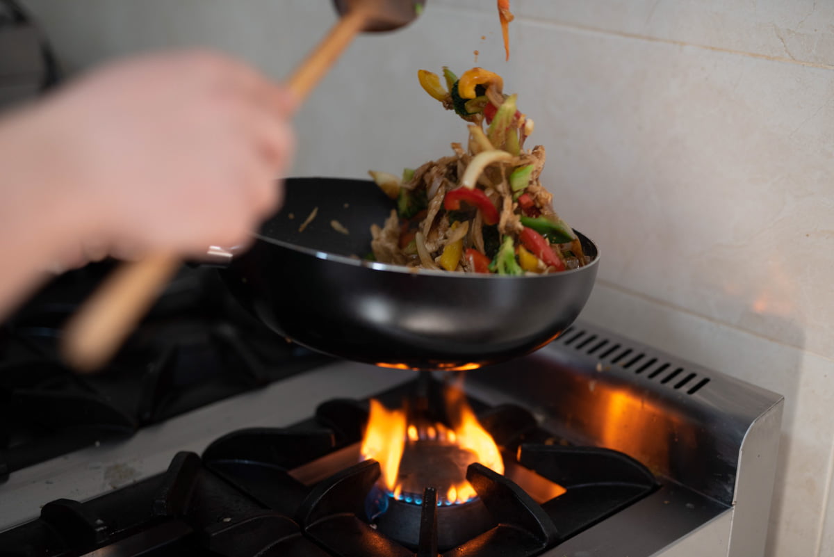 Gătit live în wok pe foc deschis la restaurantul resortului