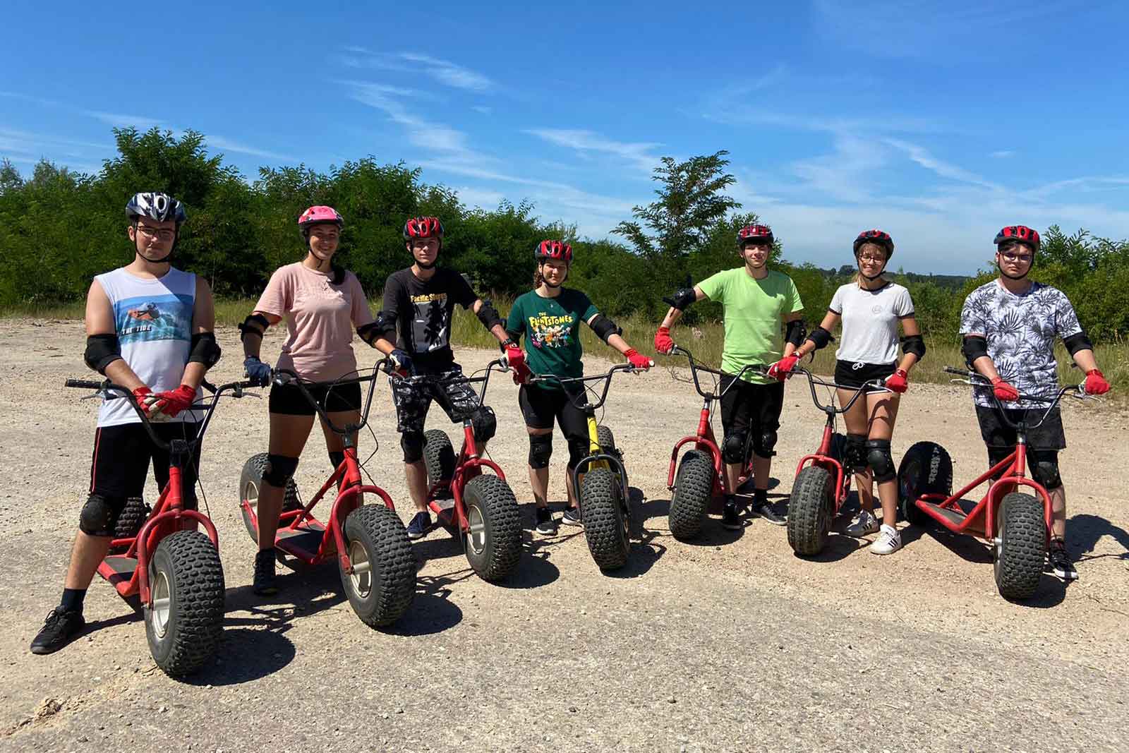 Grup plimbându-se cu mountain rollere și segway pe aleile din zonă