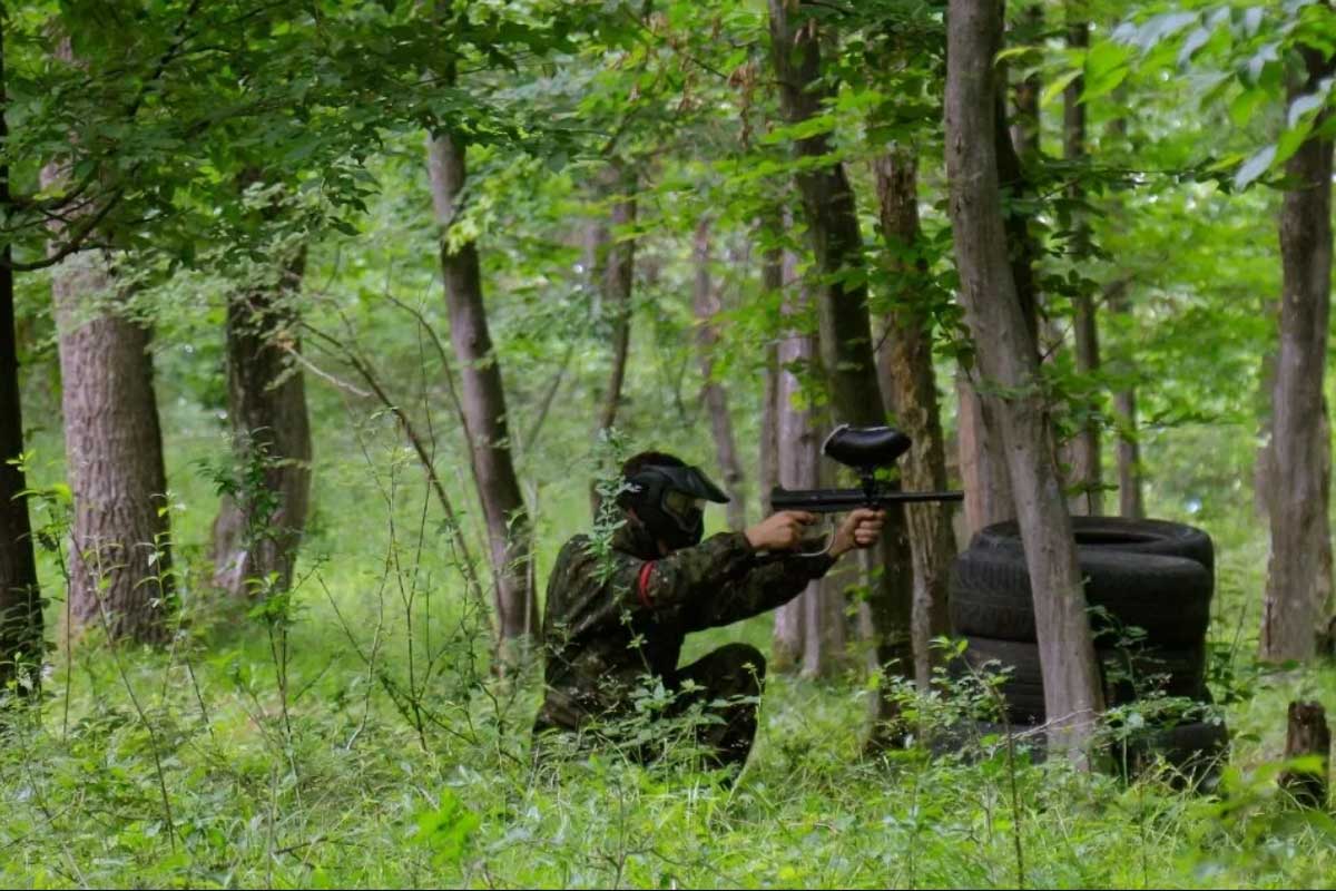 Partidă de paintball pe terenul amenajat de lângă resort