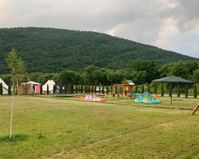 Parcelă de campare cu umbrar, pe pajiștea resortului