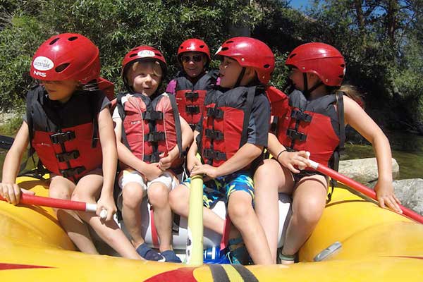 Echipaj de rafting vâslind pe Crișul Repede
