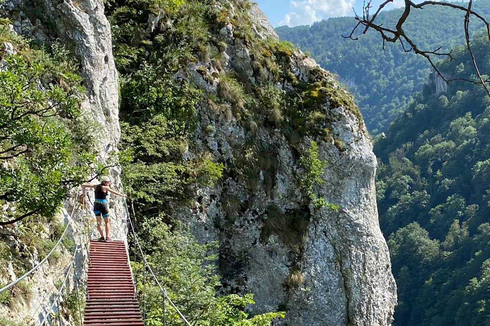 Cățărător pe traseul de via ferrata de pe pereții de calcar
